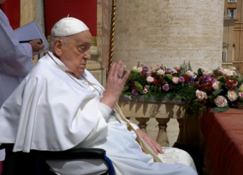 Unatoč bolesti, papa Franjo vjernicima osobno čestitao Uskrs te pozvao na mir i ljudskost