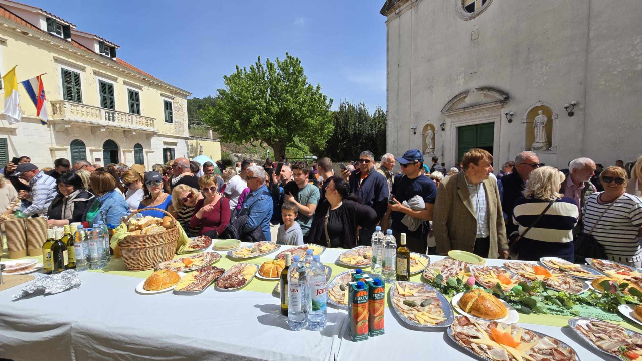 Uskrsni ponedjeljak u Skradinu uz pogače, fritaju i gitaru