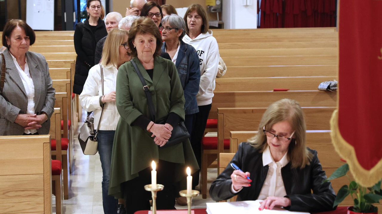 Šibenik se oprašta od pape Franje: Na Meterizama otvorena knjiga sućuti