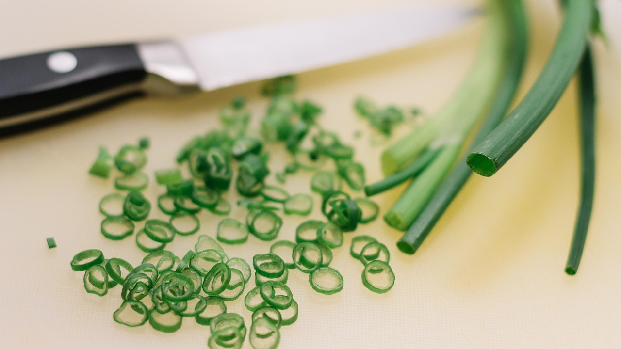 Ako vam je ostalo mladog luka od Uskrsa, napravite jedno od ovih pet jela