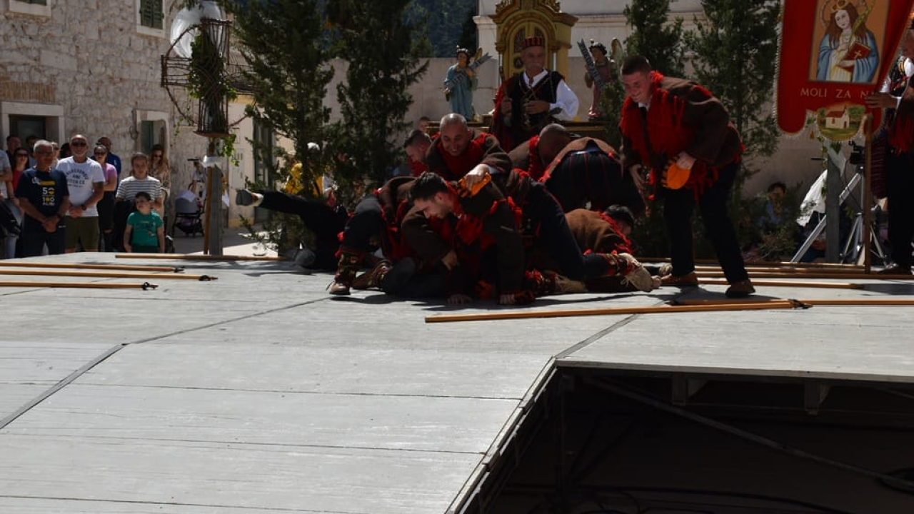 Mirlovićke žudije uprizorile uskrsne običaje na festivalu u Opuzenu