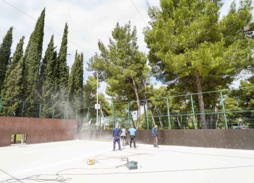 Postavljanje nove ograde, podloge, mreže za golove.. Započeli radovi na igralištu u Rasadniku