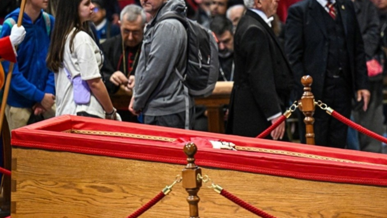 Zatvoren lijes pape Franje, sprovod sutra ujutro