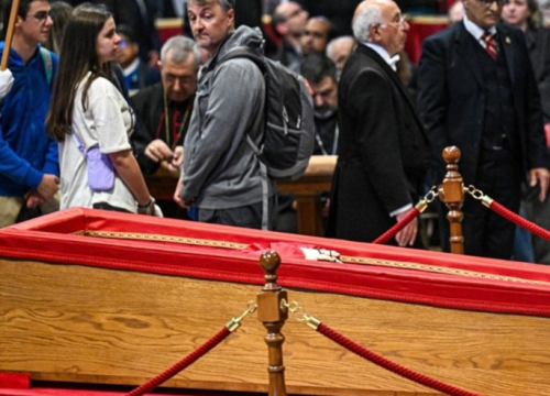 Posljednji ispraćaj pape Franje: Sve je spremno za pogreb, dolaze svjetski čelnici i tisuće vjernika