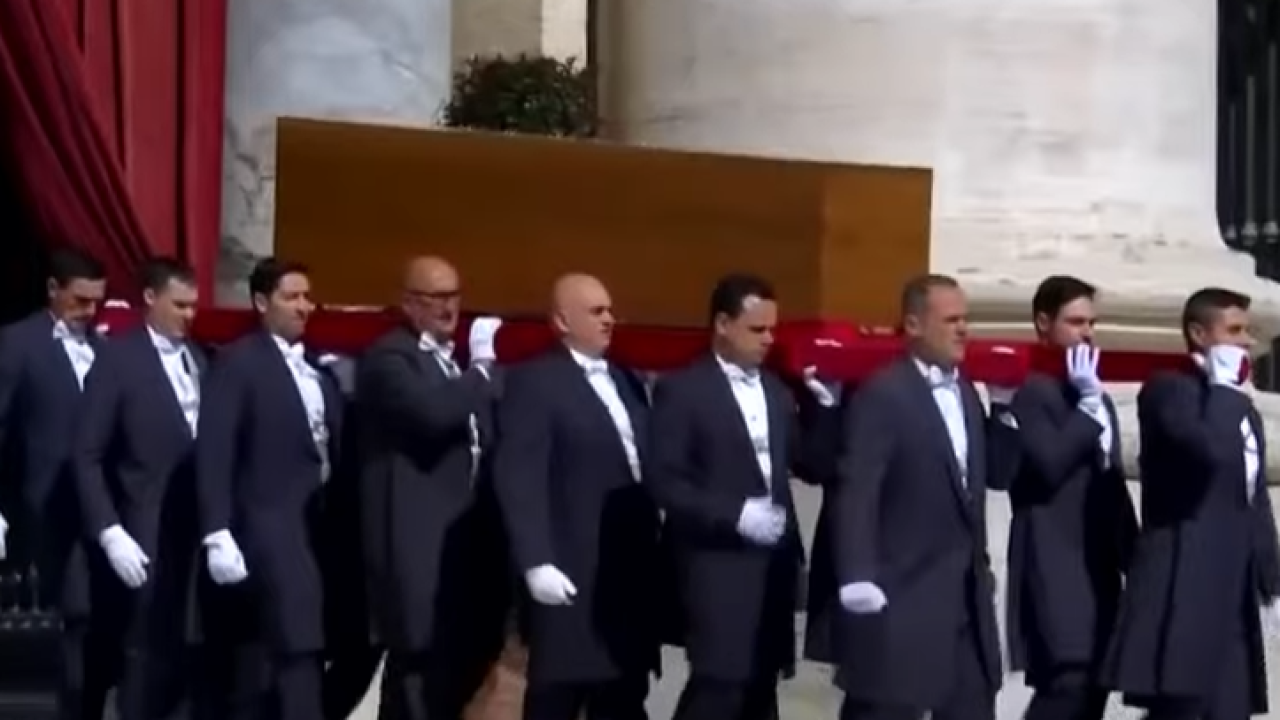 Papa Franjo je pokopan, slijedi devet dana žalosti u Vatikanu