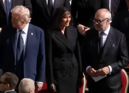 Prva dama misli na sve: Melania spasila Trumpa od sramoćenja na papinom sprovodu