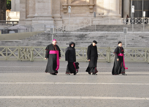 Kardinali danas popodne ulaze u konklavu