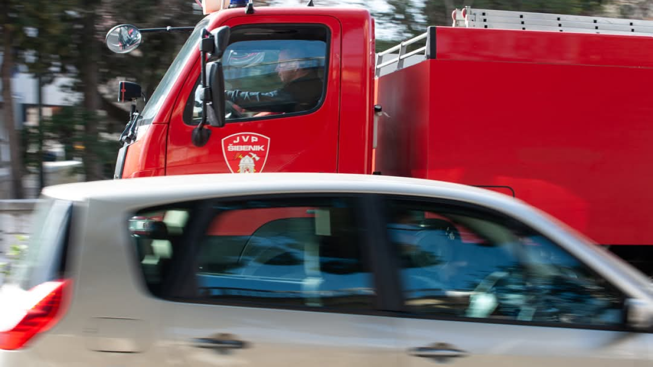 Intervencije šibenskih vatrogasaca: Gorjela trava, raslinje i oglasio se školski alarm u Brodarici
