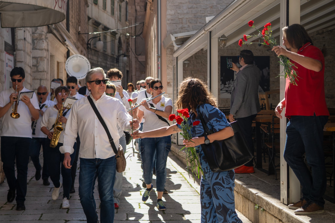 Tonči Restović i Maja Šintić podijelili karanfile radnicima i građanima Šibenika