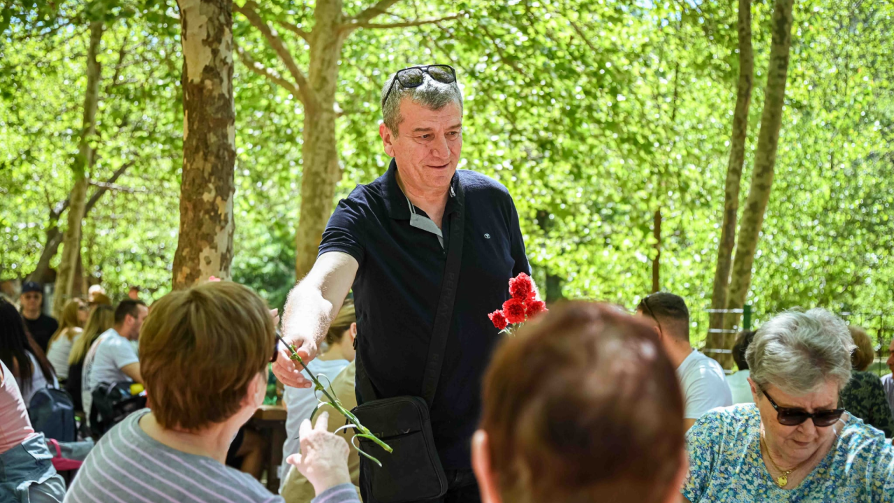 SDP-ovci dijelili karanfile u NP Krka: 'Ovo je dan kada uzimamo predah i koji nas podsjeća na radničku solidarnost'