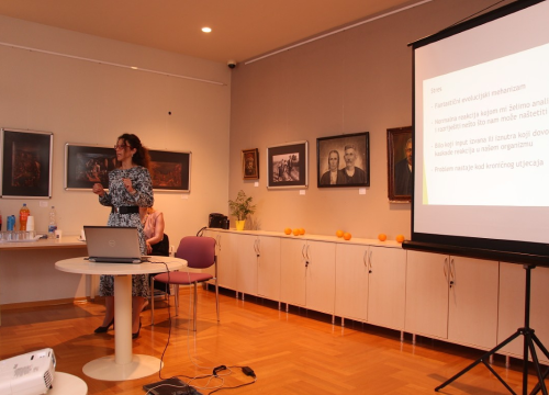 Fotografija 7 - Predavanje farmaceutkinja Sanje Radas i Martine Silov u vodičkoj knjižnici