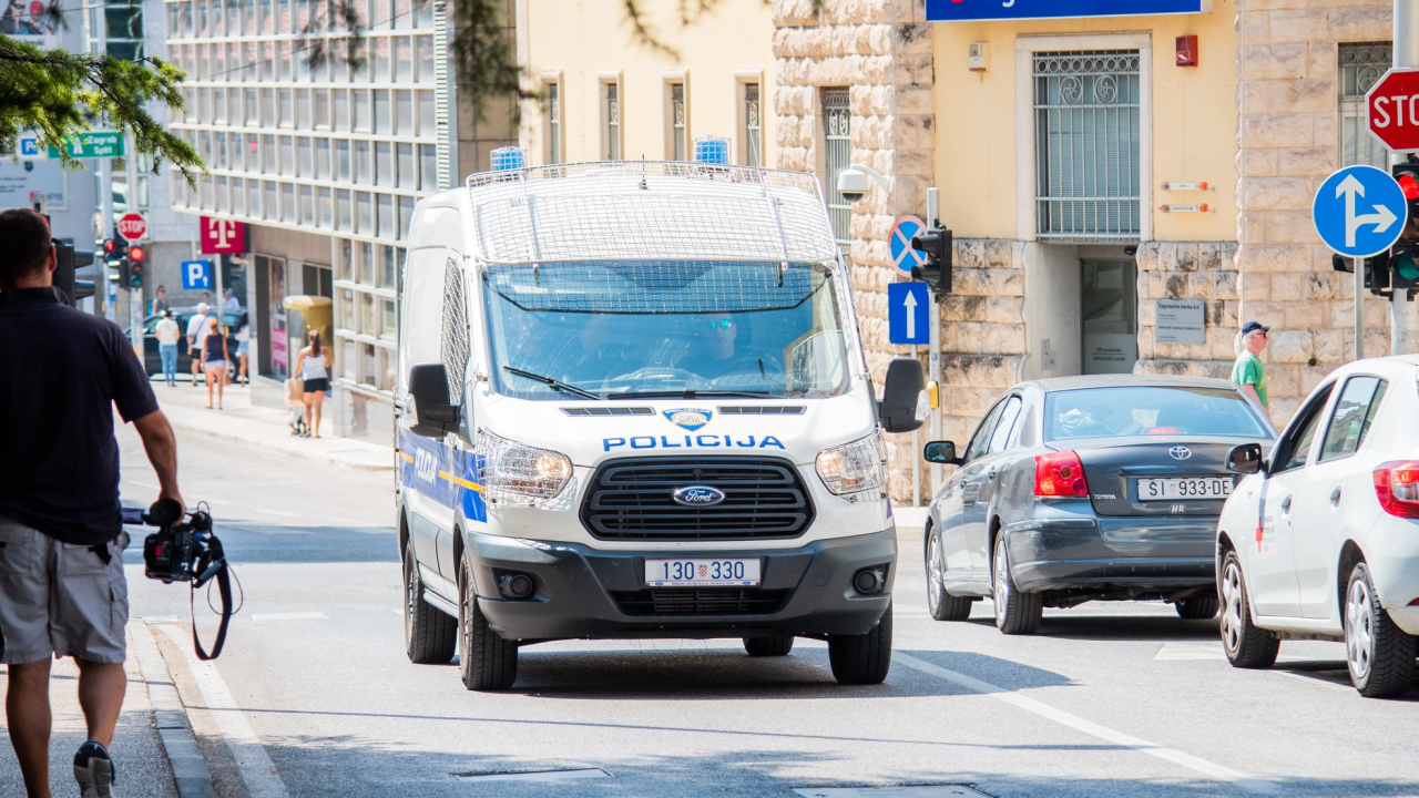 Sve zbog neprimjerenih grafita: 22-godišnjak u Šibeniku vrijeđao i prijetio policajcu smrću