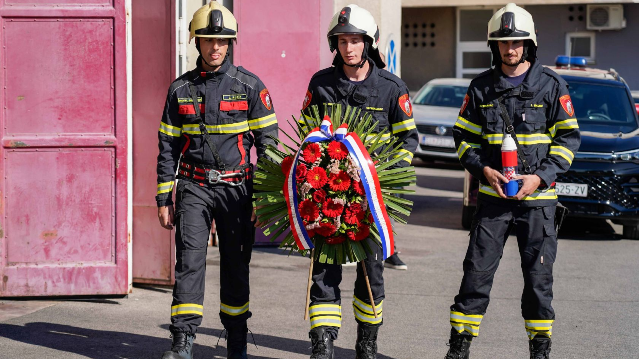 Polaganjem vijenaca vatrogasci odali počast stradalim i preminulim kolegama