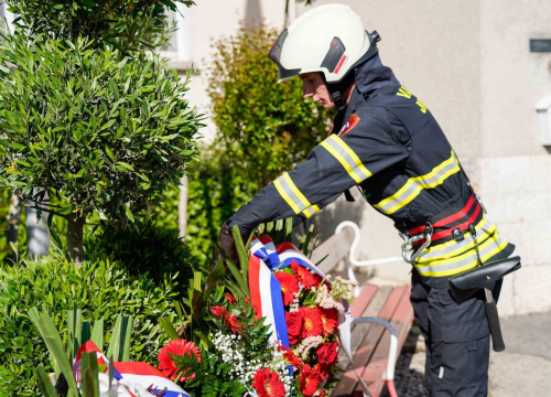 Fotografija 8 - Ispred Vatrogasnog doma odana počast stradalim i preminulim vatrogascima