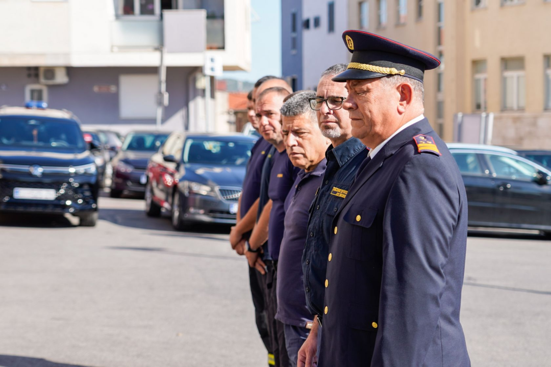 Ispred Vatrogasnog doma odana počast stradalim i preminulim vatrogascima