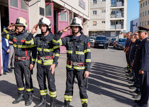 Fotografija 6 - Ispred Vatrogasnog doma odana počast stradalim i preminulim vatrogascima