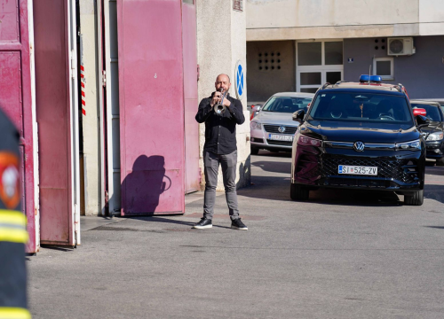 Fotografija 4 - Ispred Vatrogasnog doma odana počast stradalim i preminulim vatrogascima