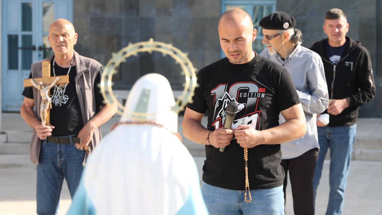 Molitelji opet klečali pred gradskom upravom: Prosvjednice nisu došle