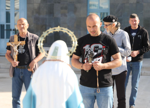 Molitelji opet klečali pred gradskom upravom: Prosvjednice nisu došle