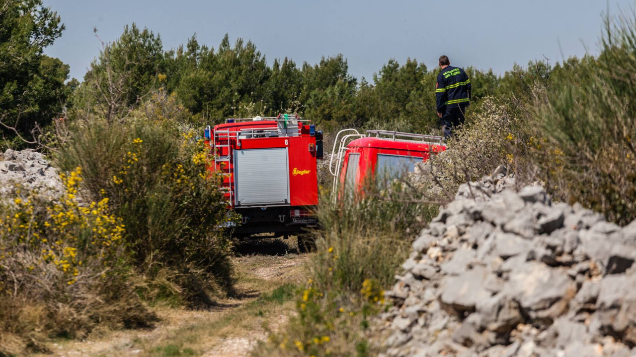 Vatrogasci su danas uspješno ugasili požare kod Drniša i na području Otavica