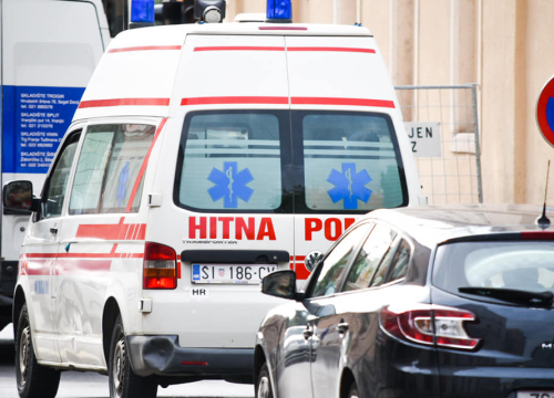 Vozačica (77) u Bilicama oduzela prednost mopedistu, 68-godišnjak teško ozlijeđen