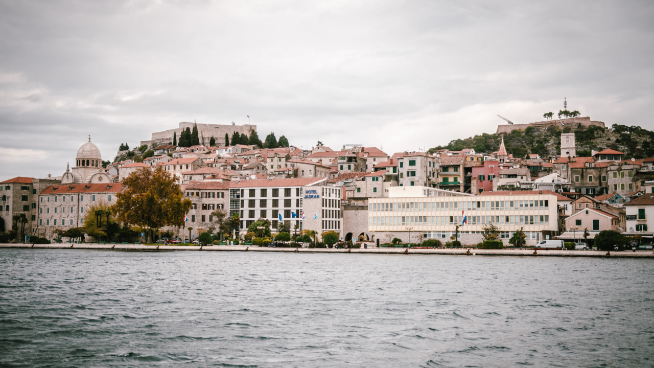 Oblačno s kišom, mogući pljuskovi s grmljavinom
