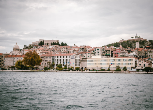 Oblačno s kišom, mogući pljuskovi s grmljavinom