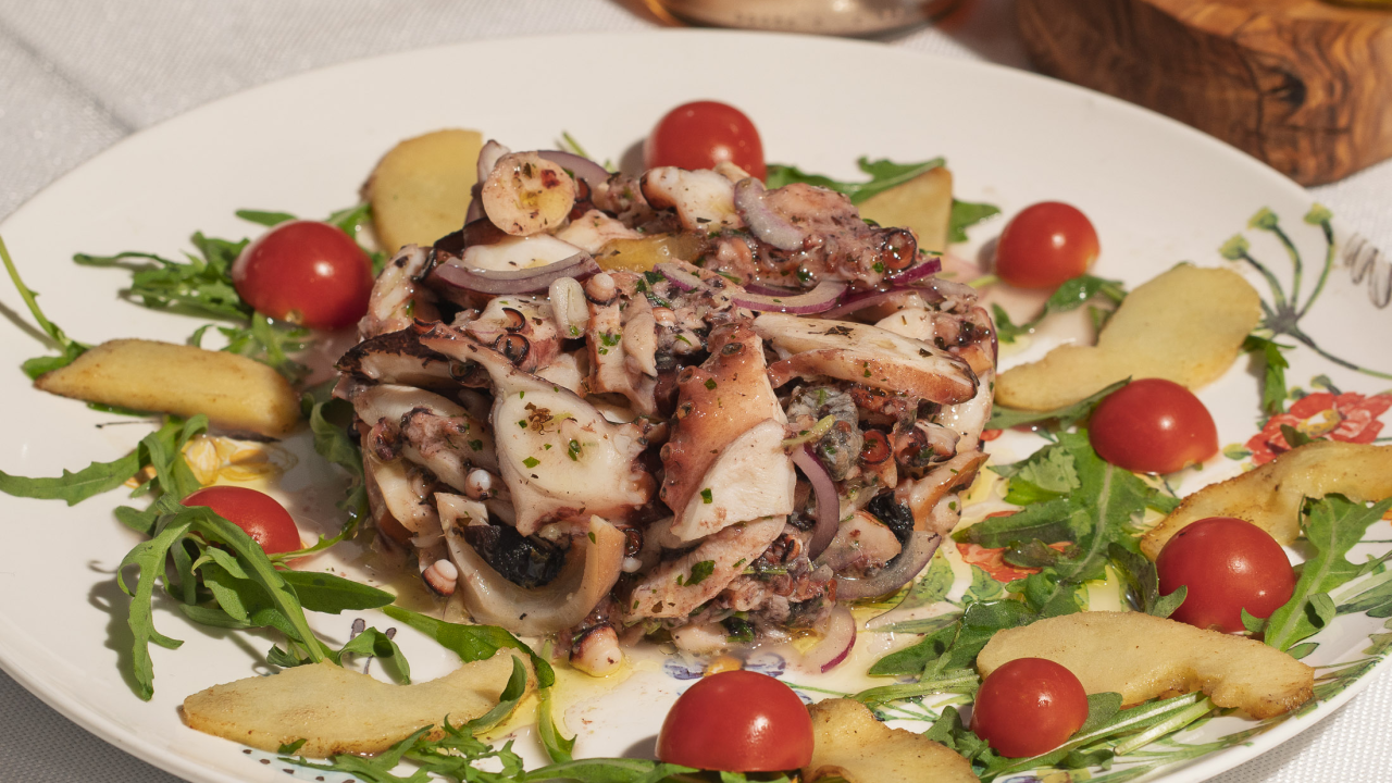 Doživite okus Dalmacije na pijatu u Konobi Oli!