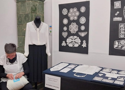 Izložba hrvatske čipke u primoštenskom hotelu Zora u čast Gospe od Loreta