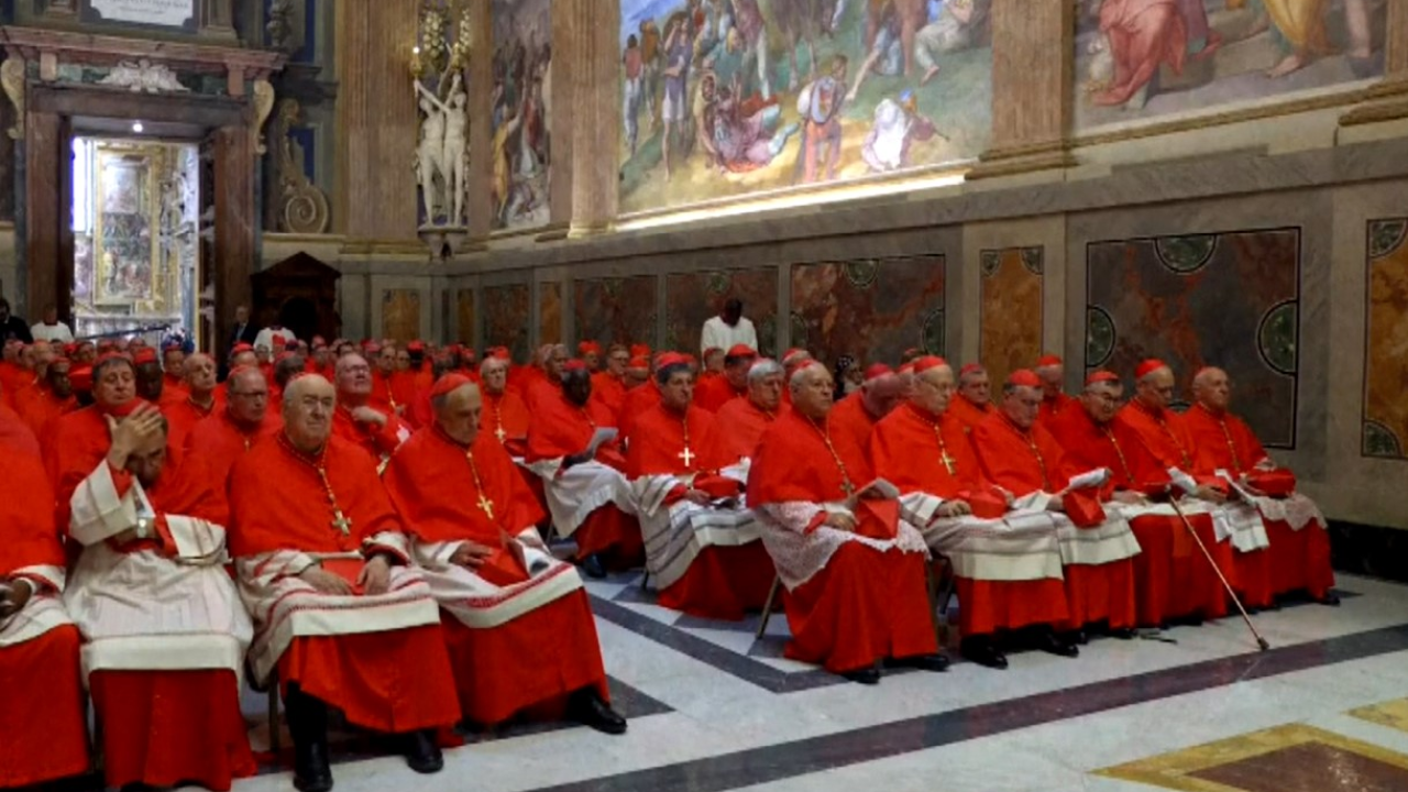 Počinje izbor novog pape, 133 kardinala ušlo u Sikstinsku kapelu, prvi dim se očekuje oko 19 sati