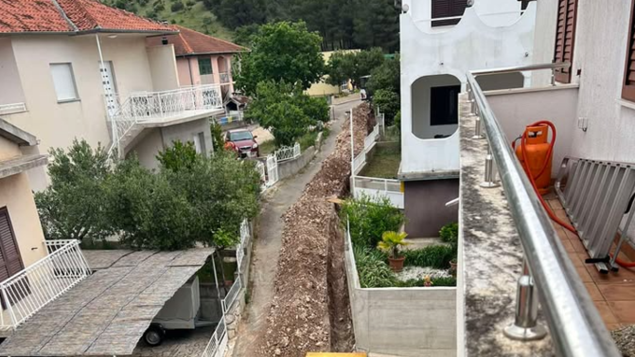 Stanovnici Kornatske ulice u Žaboriću ne mogu do kuća: 'Sreća što nikome u ovih 15 dana nije pozlilo'