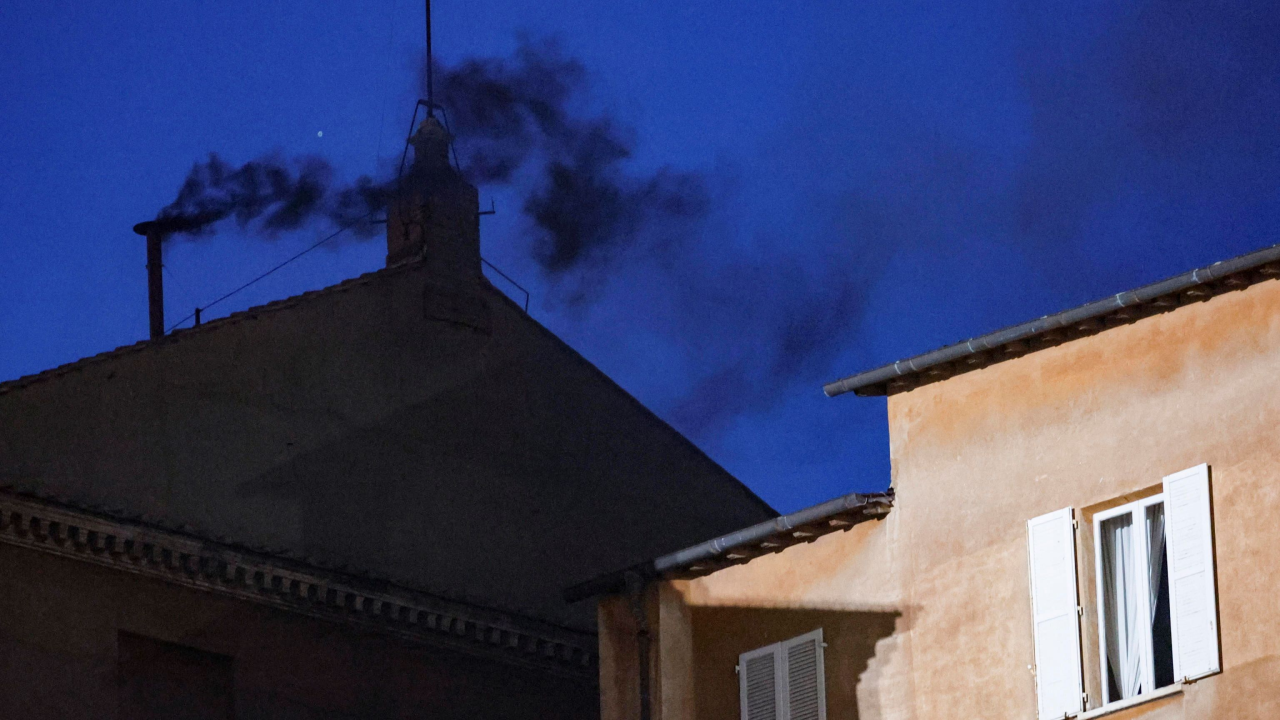 Crni dim iz Sikstinske kapele u podne, papa nije izabran