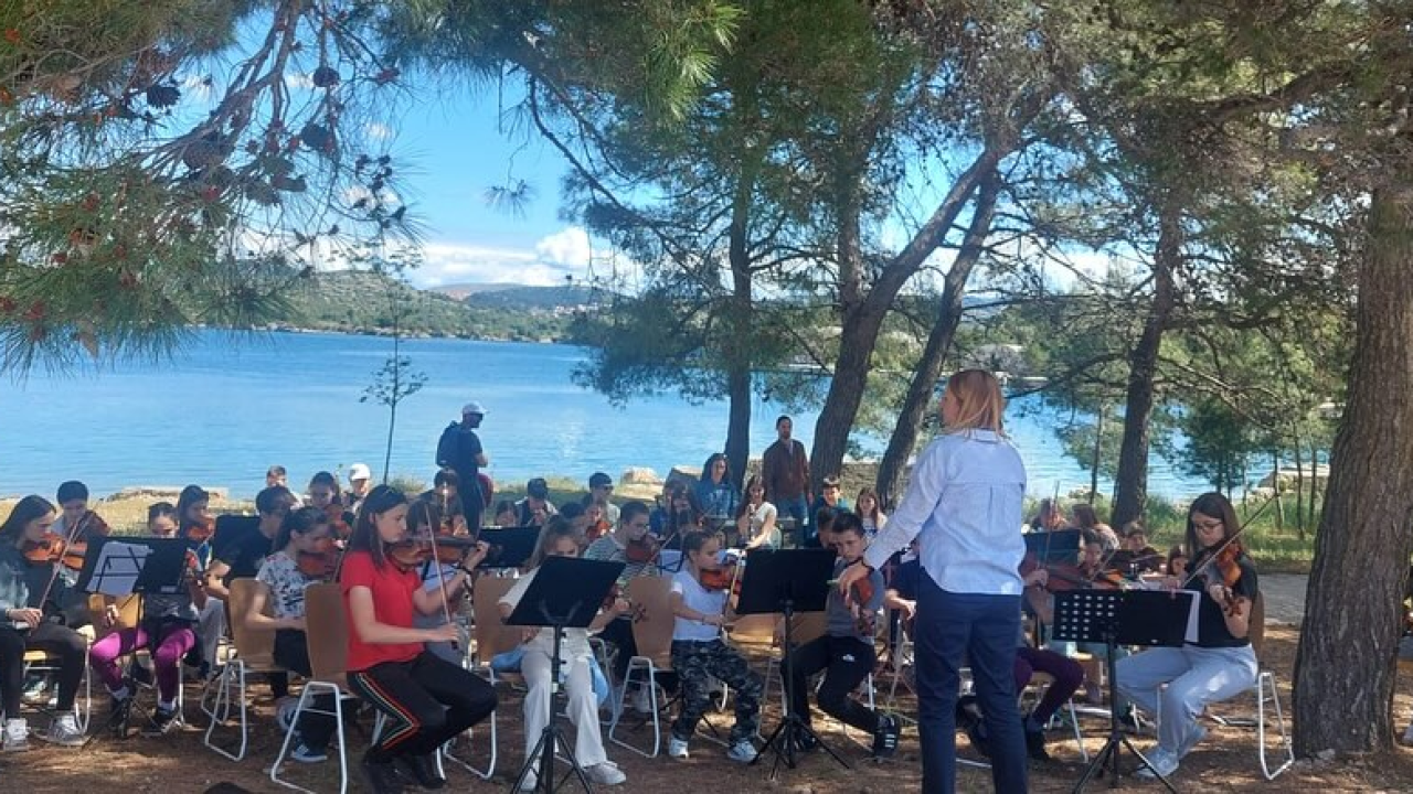 'Kad se male ruke slože': Učenici šibenske i omiške glazbene škole priredili nezaboravan koncert u kanalu sv. Ante