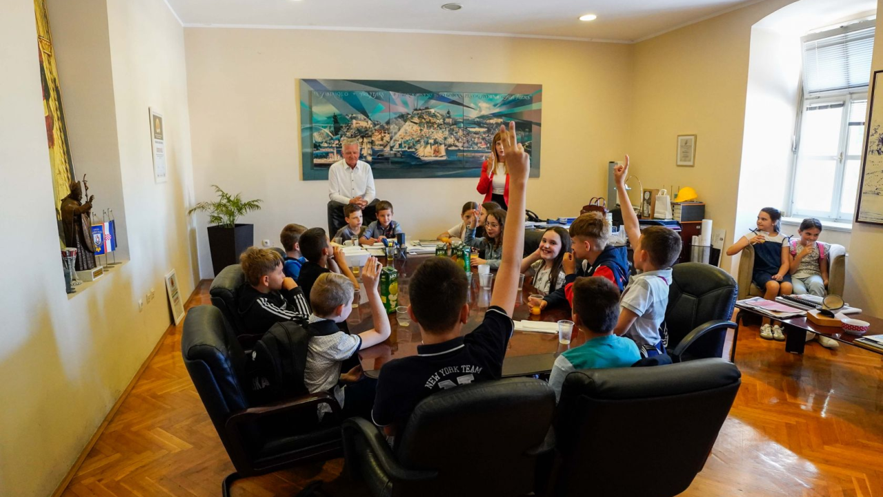 Radoznali školarci iz Brodarice i Grebaštice posjetili šibensku gradsku upravu