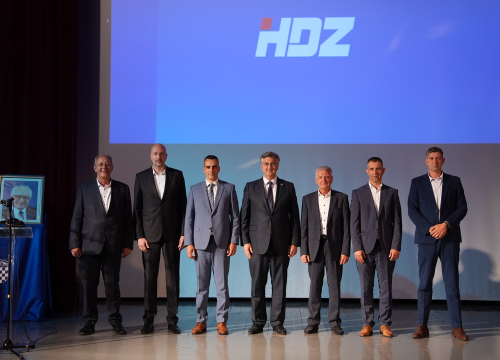 Plenković iz Drniša: 'Vrijeme je da se Šibensko-kninska županija vrati kući i da HDZ vrati povjerenje u svih pet gradova'