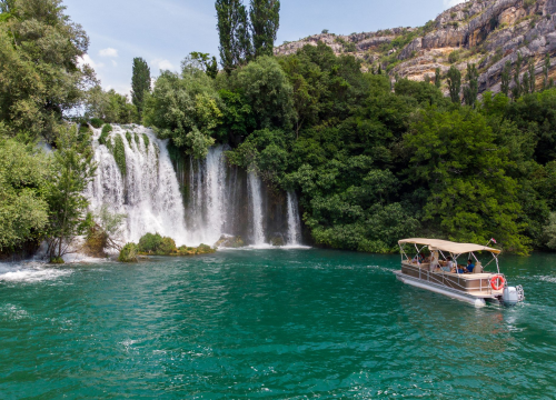 Doživite čaroliju rijeke Krke – zaplovite njome od slapova do otoka, između litica veličanstvenog kanjona