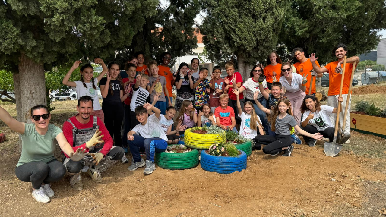 Kad se male ruke slože: U Katoličkoj osnovnoj školi održana volonterska akcija uređenja školskog vrta