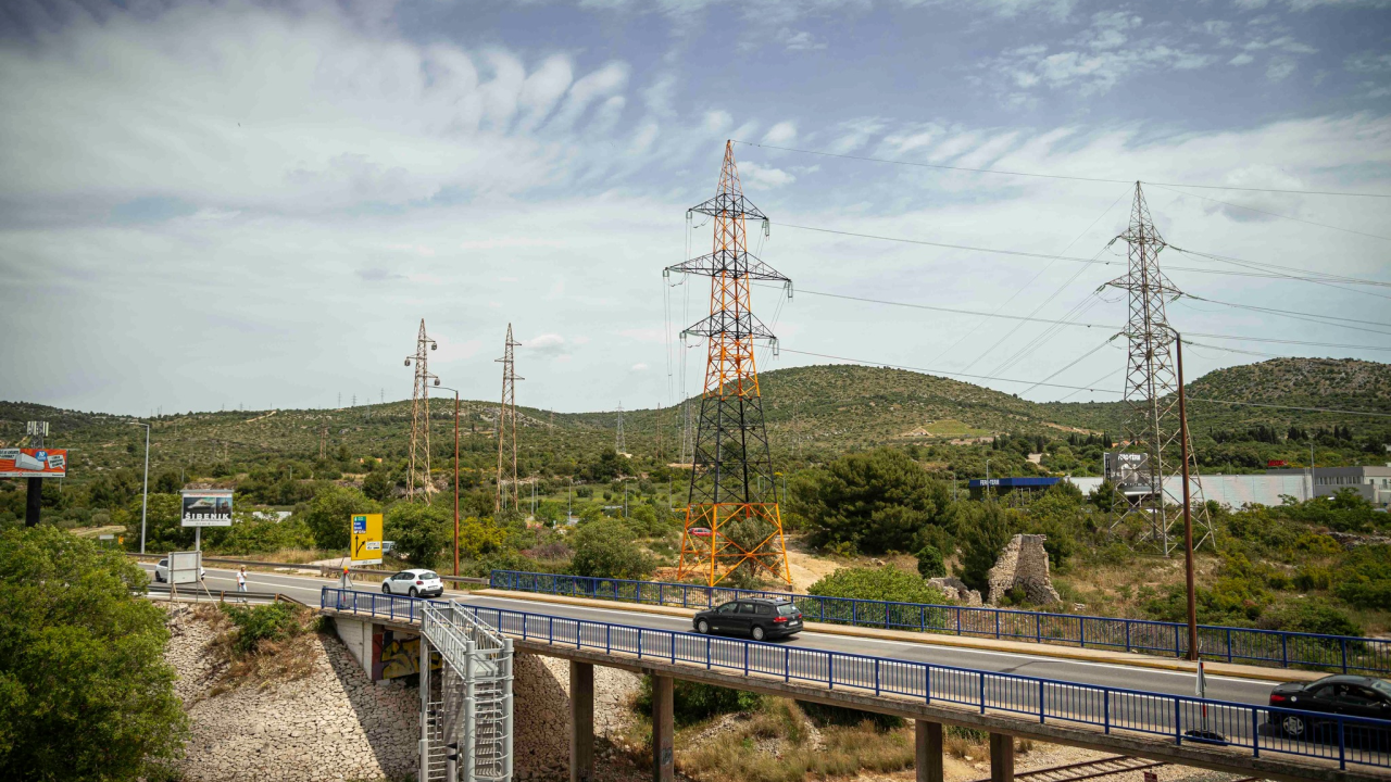 Funcuti otišli korak dalje, odnosno korak u vis u oživljavanju pejzaža – u šibenskim bojama osvanuo i dalekovod kod Dalmarea