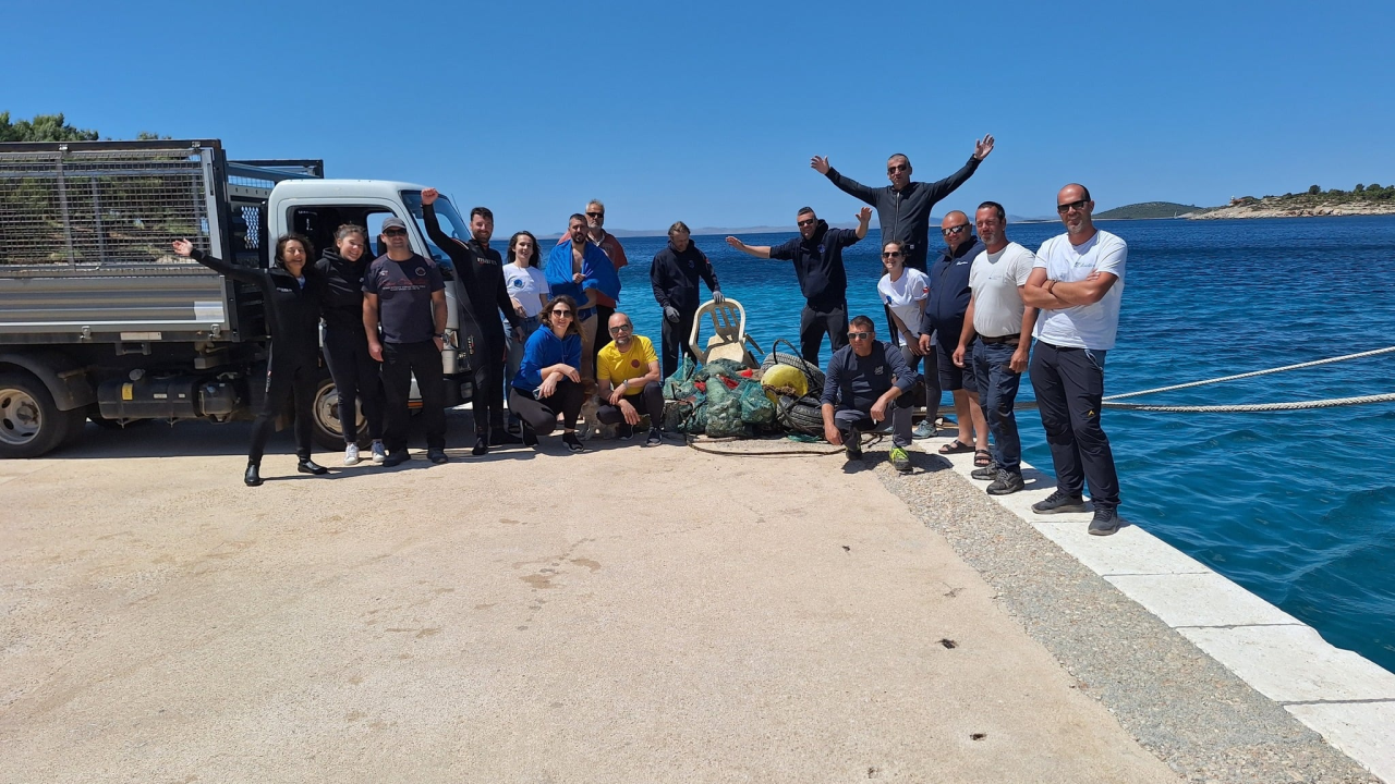 Ekološka akcija na murterskim Podvrškama: Ronioci i volonteri izvukli hrpu otpada iz mora
