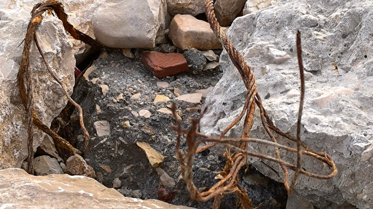 Plaža u Zablaću zatrpana šutom i zahrđalom armaturom. Mještani zabrinuti i ogorčeni, Grad šalje komunalnog redara