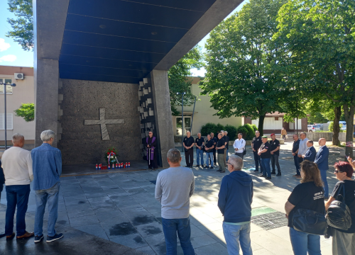 Povodom Dana državnosti u Kninu na spomeniku 'Oluja 95' položeni vijenci i zapaljene svijeće