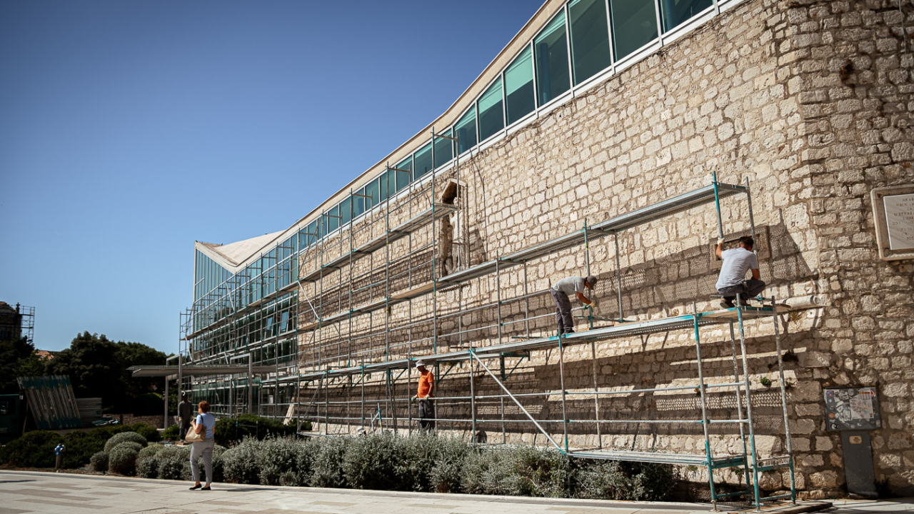 Ogromna skela prekrila pročelje Gradske knjižnice: Počela najvidljivija faza energetske obnove