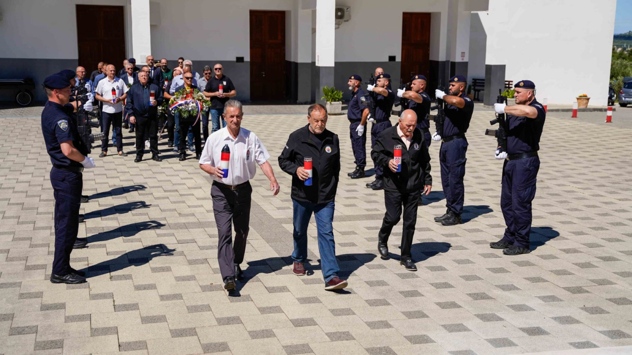 Položeni vijenci i zapaljene svijeće u povodu Dana Državnosti
