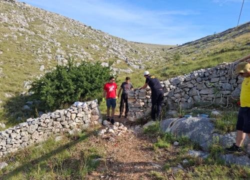 Fotografija 8 - Vodički i tišnjanski vatrogasci u akciji obnove spomen parka u sjećanje na poginule heroje Kornatske tragedije