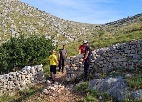 Fotografija 14 - Vodički i tišnjanski vatrogasci u akciji obnove spomen parka u sjećanje na poginule heroje Kornatske tragedije