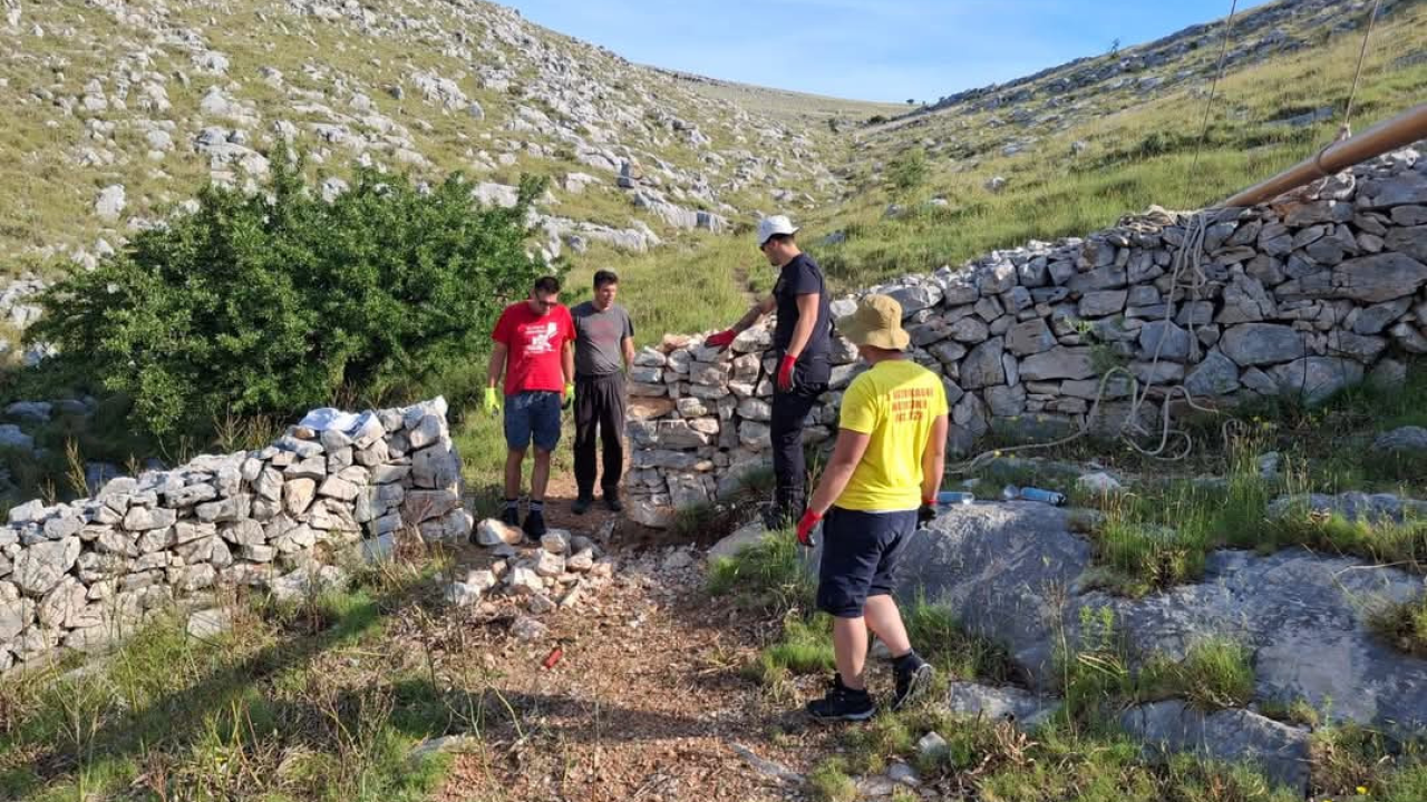 Vodički i tišnjanski vatrogasci u akciji obnove spomen parka u sjećanje na poginule heroje Kornatske tragedije