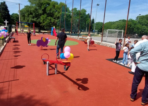 Fotografija 1 - Postor za igru najmlađih: U Mirlović Zagori svečano otvoreno dječje igralište