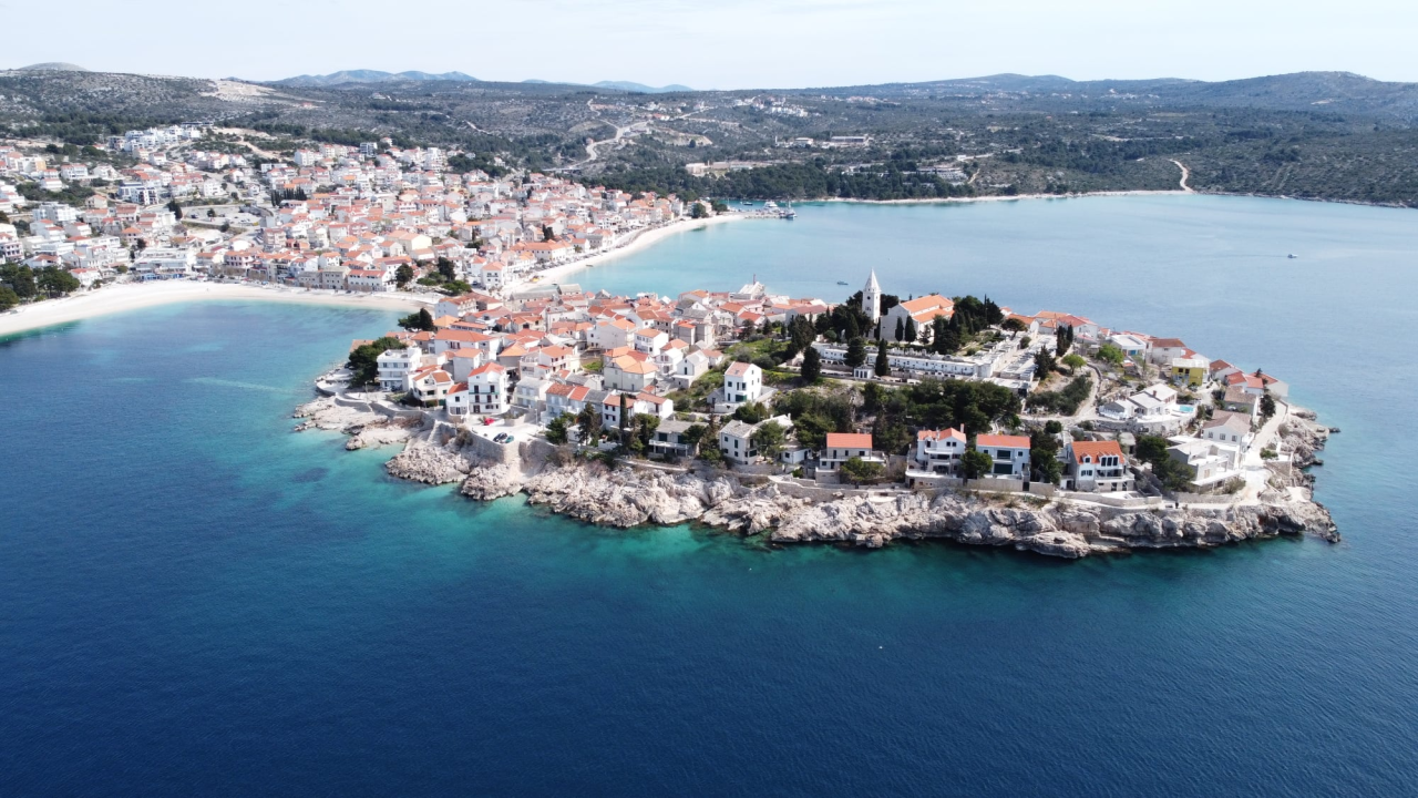 Od zagonetne gradine do čarobnih vinograda: U petak predstavljanje knjige Roka Ivande u Primoštenu