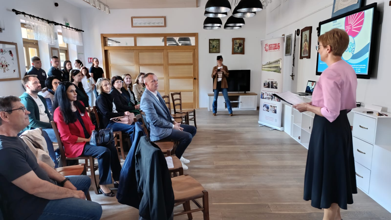 Drniški srednjoškolci na smotri inovativnih radova predstavili 'Hrvatsku turističku kutiju iznenađenja'