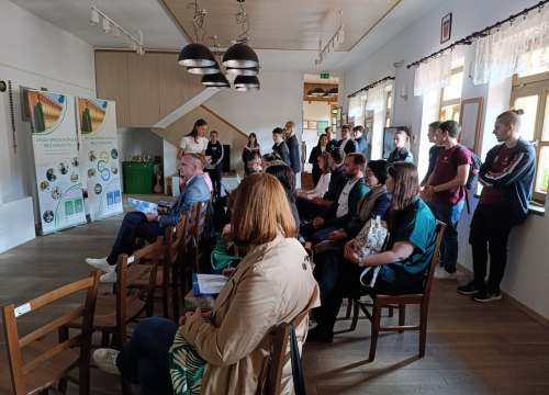 Drniški srednjoškolci na smotri inovativnih radova predstavili 'Hrvatsku turističku kutiju iznenađenja'